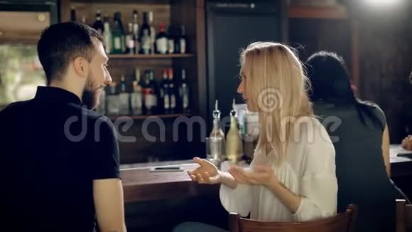 把一对相爱的夫妇关在餐馆里约会年轻人和美女坐在一起聊天视频的预览图