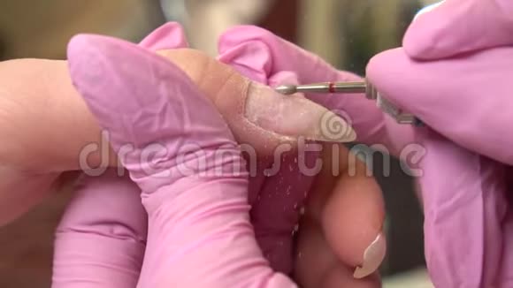 美容店五金修甲的特写镜头曼陀罗医生正在用电钉锉钻进行修剪视频的预览图
