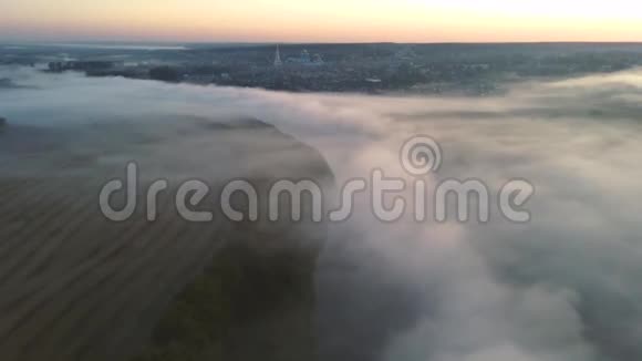 在美妙的早晨日出时分从云层中飞过视频的预览图