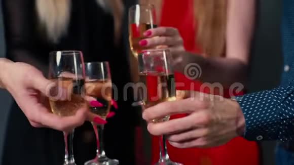 男人和女人用香槟酒杯亲密接触视频的预览图