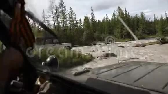 俄罗斯在河里的越野视频的预览图