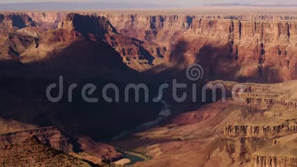 大峡谷国家公园和日落时的科罗拉多河视频的预览图