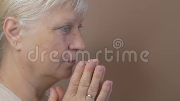 老年妇女祈祷视频的预览图