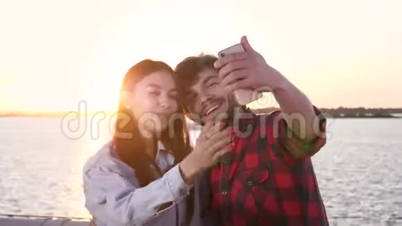 恋爱中的情侣在户外自拍视频的预览图