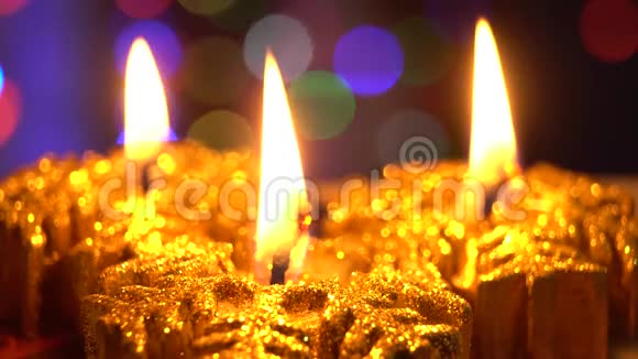 描述新年和圣诞节庆祝圣诞礼物在大气灯光圣诞装饰与蜡烛视频的预览图