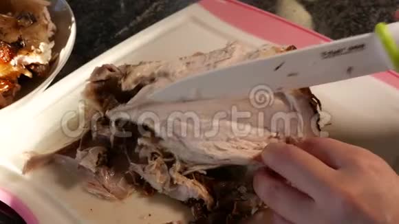 妇女使用陶瓷厨师刀和切鸡切板的运动视频的预览图