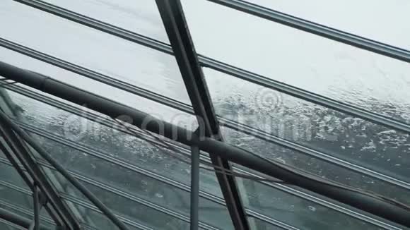 关闭一个玻璃屋顶下的大雨视频的预览图
