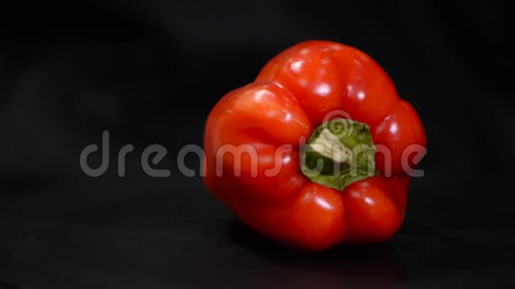 黑背景的鲜红色保加利亚胡椒天然蔬菜特写视频的预览图