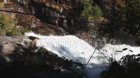 格鲁吉亚塔卢拉峡谷4K放大塔卢拉瀑布和岩石从吊桥视频的预览图