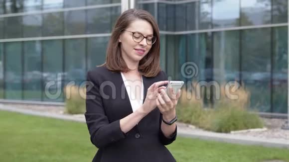 内容商务女性在休息时在智能手机上发短信视频的预览图