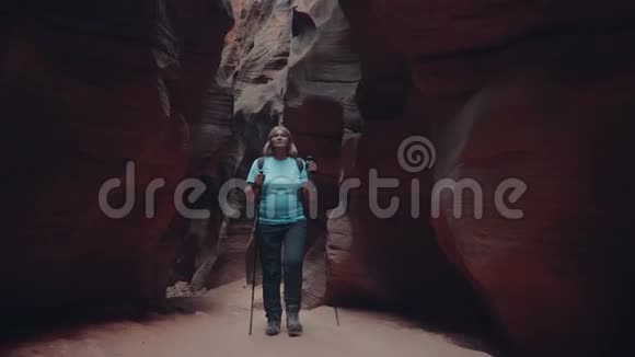 旅游徒步旅行在深槽峡谷干燥河床与橙色岩石形成视频的预览图