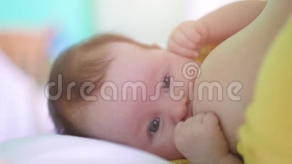 母亲给新生的女婴喂奶视频的预览图
