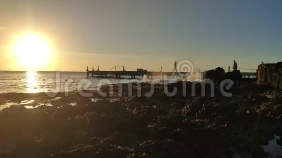 美丽的多米尼加日落在海上视频的预览图