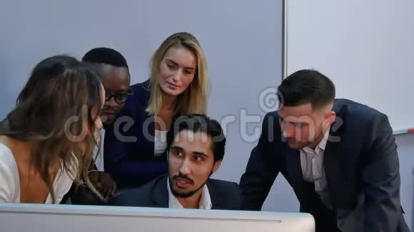 一群多种族的商业团队惊讶微笑和看着笔记本电脑结果吓了一跳视频的预览图