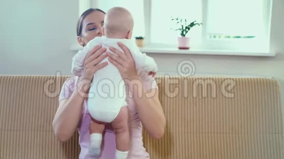 年轻的母亲抱着她的小男孩安慰她在手上摇晃视频的预览图