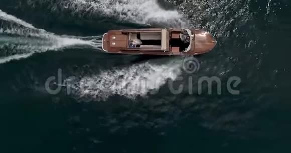 旧红木摩托艇正沿着美丽的意大利湖航行视频的预览图