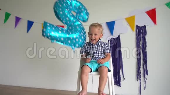 在生日聚会上玩男幼儿微笑玩二号气球视频的预览图