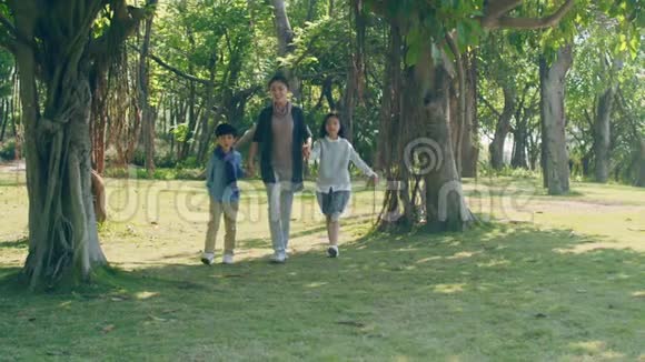 可爱的亚洲男孩跑向公园的父亲视频的预览图