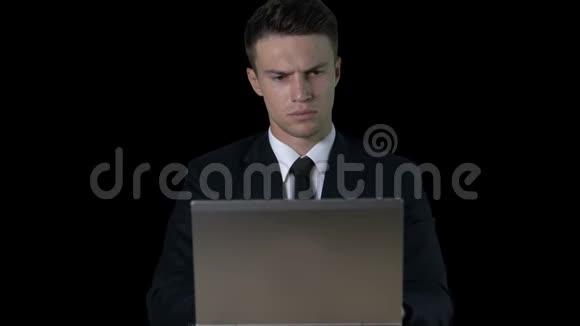 穿西装的人在笔记本电脑上发短信检查智能手机上的信息哑光效果视频的预览图