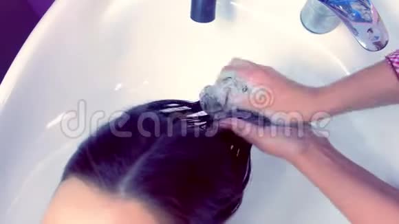 理发师在水槽的美容院理发视频的预览图