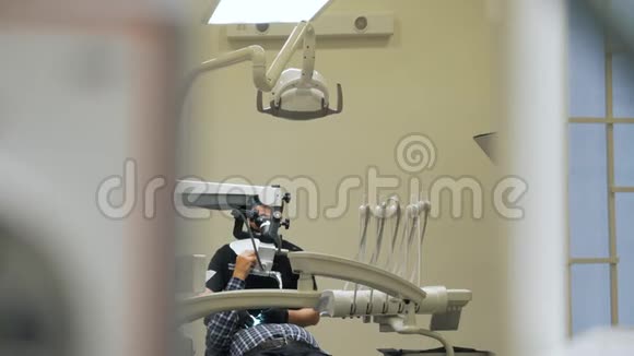 牙医在诊所和一个客户合作视频的预览图