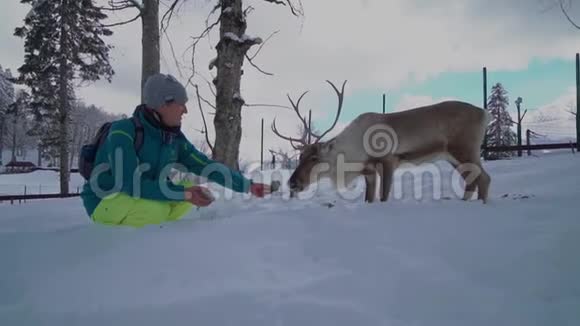 朋友们在滑雪场玩得很开心滑雪场娱乐活动圣诞节假期的概念一个傻男人伸出来视频的预览图