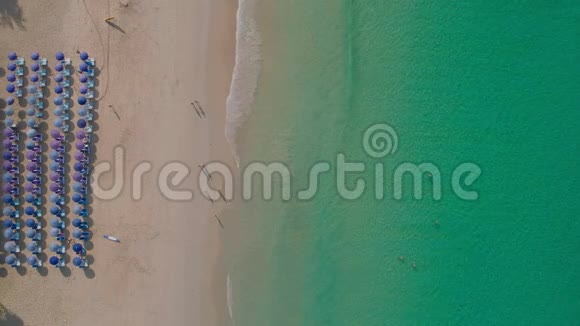 美丽的沙滩热带海洋的自然镜头海浪拍打海滩的鸟瞰无人机拍摄视频的预览图