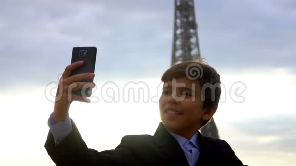 男孩在电话里对着埃菲尔铁塔自拍视频的预览图
