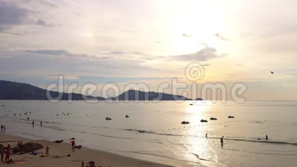 旅游人士在泰国普吉岛的巴通海滩放松视频的预览图