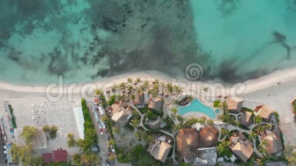 下景在普拉亚德尔卡门海滩前度假村与波浪水视频的预览图