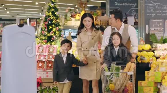 有两个孩子的亚洲家庭在超市购物视频的预览图