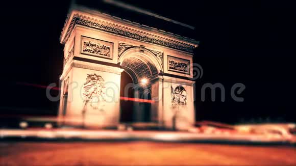 凯旋门和香榭丽舍大街交通在夜间时间过去视频的预览图