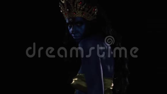 卡莉的头上戴着蓝色的皮肤和一顶皇冠她的姿势是戏剧性的灯光视频的预览图
