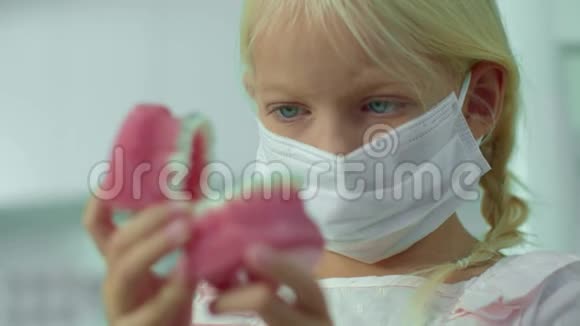 戴面具的女孩正看着医用颚骨视频的预览图