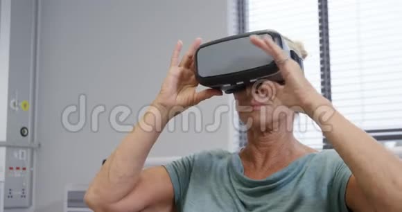 女性医院病人使用VR视频的预览图