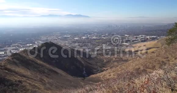 从俯瞰整个地区的山顶的广角镜头向盐湖城右侧倾斜视频的预览图