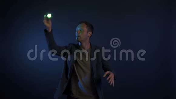 带着灯光的魔术师视频的预览图