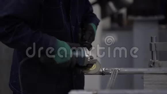 铁匠或焊工的打磨光滑铝使表面光滑概念工作锁匠行业视频的预览图