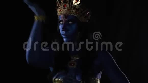 蓝皮肤的印度女神正在用她的手跳舞靠近视频的预览图