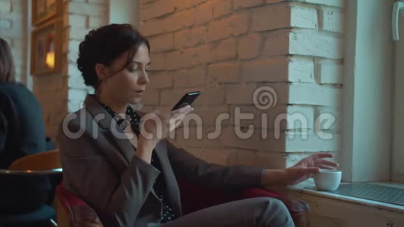 女人坐在椅子上记录一条语音留言视频的预览图