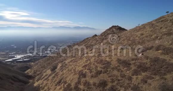 位于盐湖城附近一座岩石和植被覆盖的山的右侧的潘视频的预览图