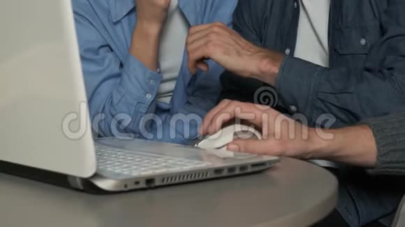 设计师在与一对年轻夫妇的会面中在笔记本电脑上展示了一个室内项目年轻家庭选择室内视频的预览图