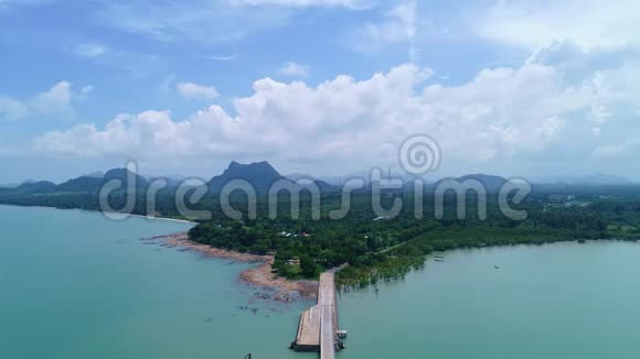 无人机飞射大桥进入热带海洋和小岛屿在夏季时间位置的koh鼠苏拉塔尼泰国视频的预览图