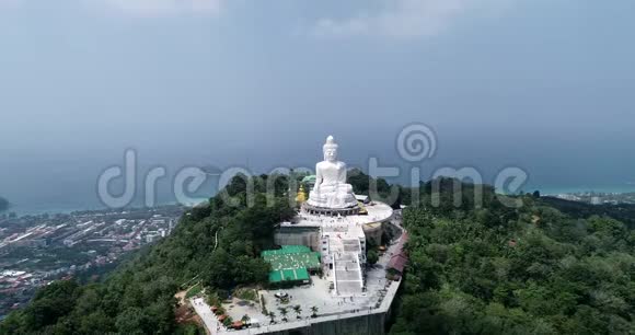 空中观景无人机拍摄大佛像在泰国普吉岛的高山上视频的预览图