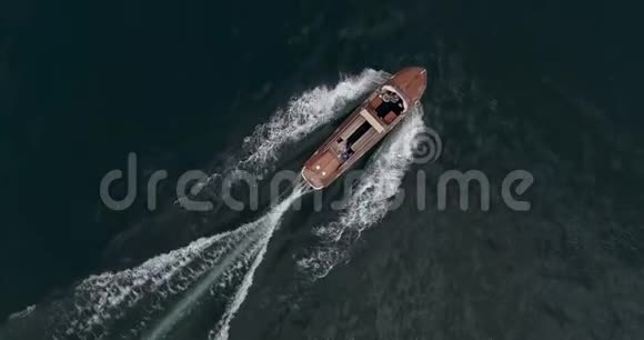 旧红木摩托艇正沿着意大利的加德纳湖航行空中射击视频的预览图