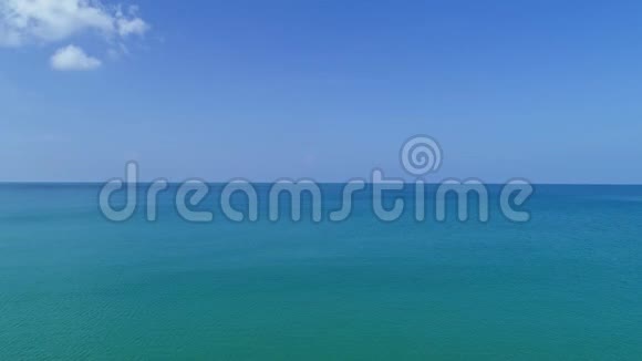 美丽的热带海洋在夏季季节白云和蓝天镜头从无人机飞行射击视频的预览图