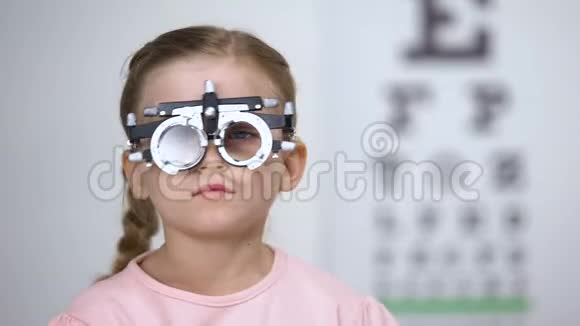 儿童拒绝和医生更换光镜镜头寻找合适的屈光度视频的预览图