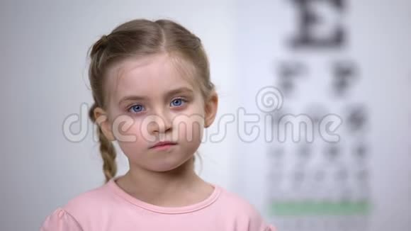 可爱的孩子闭上一只眼睛测试视力诊断视力疾病视频的预览图