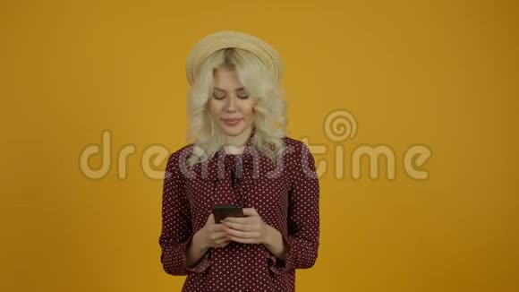 专注的金发女孩在智能手机上打字拒绝鲜花视频的预览图