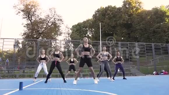 在公园里的健身运动中做跳跃运动的漂亮瘦瘦的运动女孩视频的预览图